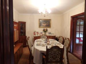 Un comedor con mesa y sillas en Hay Lane Lodge, en Shirley