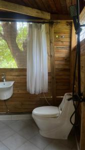 モシにあるAmoy River Lodgeのトイレと洗面台付きのバスルーム