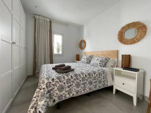 a bedroom with a bed and a mirror on the wall at Caleta de Famara Casa acogedora y espaciosa in Famara