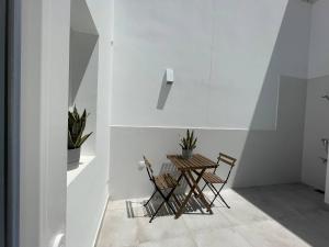 a dining room with a table and chairs at Caleta de Famara Casa acogedora y espaciosa in Famara