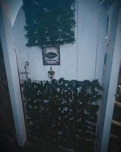 une chambre avec une bande de plantes sur le mur dans l'établissement Lee's Grandma's Will Cottage, à Kalimpong 11 autres photos