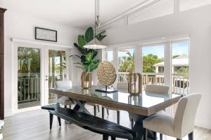 Fotografie z fotogalerie ubytování Entertainer's Backyard Oasis with Heated Pool, Putting Green, Bar, Grills, and Dock v destinaci Plantation Key