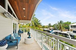 Balkón nebo terasa v ubytování Entertainer's Backyard Oasis with Heated Pool, Putting Green, Bar, Grills, and Dock