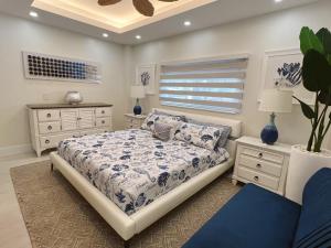 Postel nebo postele na pokoji v ubytování Entertainer's Backyard Oasis with Heated Pool, Putting Green, Bar, Grills, and Dock + 39 fotografií