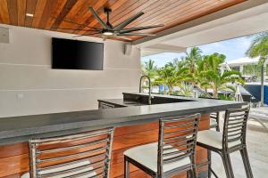 TV a/nebo společenská místnost v ubytování Entertainer's Backyard Oasis with Heated Pool, Putting Green, Bar, Grills, and Dock