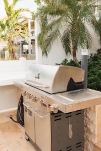 Fotografie z fotogalerie ubytování Entertainer's Backyard Oasis with Heated Pool, Putting Green, Bar, Grills, and Dock v destinaci Plantation Key