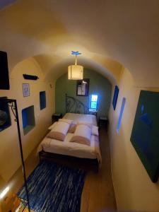 um quarto com uma cama grande num sótão em Cactus rooms em Chefchaouene