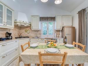 O bucătărie sau chicinetă la Holiday Home Beni by Interhome