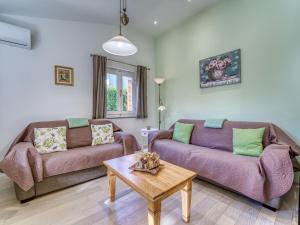 O zonă de relaxare la Holiday Home Beni by Interhome