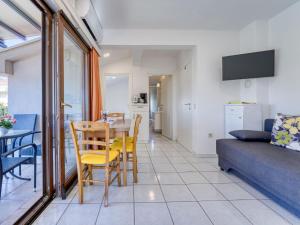 TV a/nebo společenská místnost v ubytování Apartment Damir-3 by Interhome