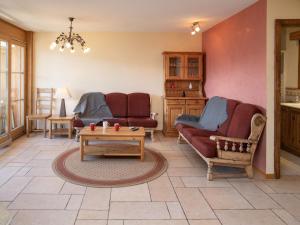 een woonkamer met een bank en een salontafel bij Apartment Ardève 7 by Interhome in Ovronnaz
