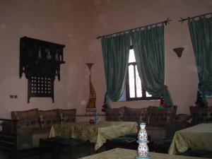 Rúm í herbergi á Hotel Kasbah Azalay