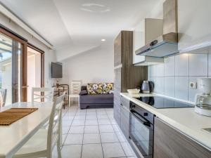 ツリクヴェニツァにあるApartment Damir-2 by Interhomeのキッチン、リビングルーム(ソファ付)