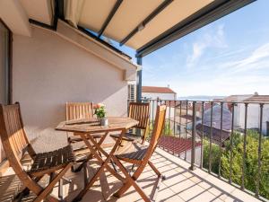ツリクヴェニツァにあるApartment Damir-2 by Interhomeのバルコニーにテーブルと椅子が置かれたパティオ