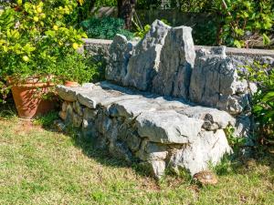 ツリクヴェニツァにあるApartment Damir-2 by Interhomeの大岩石造りの保持壁