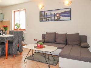 una sala de estar con un sofá y una mesa en Holiday Home Andrea by Interhome, en Labin