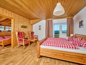 ein Schlafzimmer mit einem Bett und einem Tisch und Stühlen in der Unterkunft Holiday Home Marianne by Interhome in Baierweg