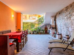 Un comedor con una mesa y sillas rojas. en Apartment -1 by Interhome, en Gera Lario