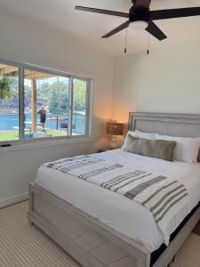 une chambre avec un grand lit avec un ventilateur de plafond dans l'établissement Sunset Beach Resort, à Osage Beach