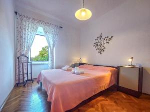 une chambre avec un lit et une fenêtre dans l'établissement Holiday Home Ljudevit by Interhome, à Dobrinj