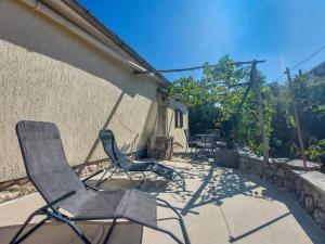 une paire de chaises assises sur une terrasse dans l'établissement Holiday Home Ljudevit by Interhome, à Dobrinj