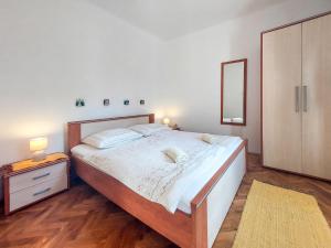 une chambre avec un lit, une commode et un miroir dans l'établissement Holiday Home Ljudevit by Interhome, à Dobrinj