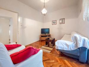 - un salon avec 2 lits et une télévision dans l'établissement Holiday Home Ljudevit by Interhome, à Dobrinj 27 autres photos