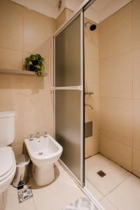 Un baño con ducha, inodoro y lavabo. en Terra Norte, en San Miguel de Tucumán