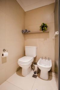 un baño con inodoro y lavabo en Terra Norte, en San Miguel de Tucumán 3 fotos más