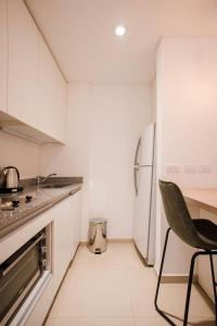 Una cocina con un refrigerador y una silla dentro. en Terra Norte, en San Miguel de Tucumán