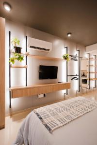 Una sala de estar con televisión y un sofá. en Terra Norte, en San Miguel de Tucumán