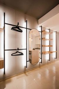 Habitación con espejo y estanterías. en Terra Norte, en San Miguel de Tucumán