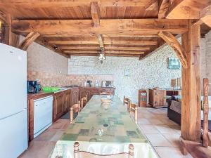 eine Küche mit einem langen Tisch in einem Zimmer in der Unterkunft Holiday Home La Grange Jacques by Interhome in Dondas