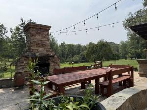 una mesa de picnic y una chimenea de piedra con un banco de picnic en Hidden Valley Estate, en Harrisburg 42 fotos más