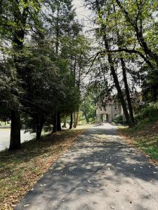 una carretera arbolada con una casa en la distancia en Hidden Valley Estate, en Harrisburg
