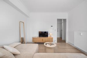 A television and/or entertainment centre at Gezellig & centraal familie app aan zee - 4p