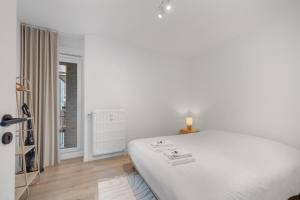 A bed or beds in a room at Gezellig & centraal familie app aan zee - 4p