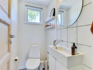 Ένα μπάνιο στο Holiday Home Gustina - 1-2km from the sea by Interhome