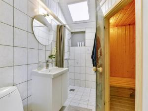 Ένα μπάνιο στο Holiday Home Gustina - 1-2km from the sea by Interhome