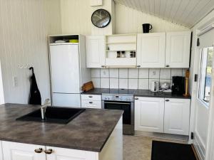 Η κουζίνα ή μικρή κουζίνα στο Holiday Home Gustina - 1-2km from the sea by Interhome