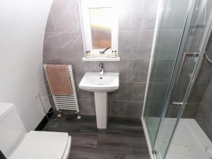 Ένα μπάνιο στο Cwtch Bach +22 φωτογραφίες