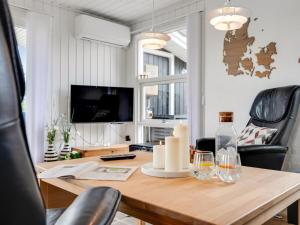 Μια τηλεόραση ή/και κέντρο ψυχαγωγίας στο Holiday Home Bentine - 400m from the sea by Interhome