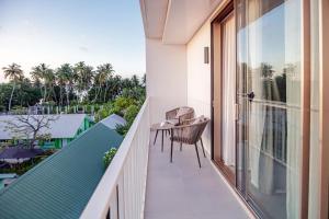 a balcony with a table and a view of the ocean at Royal Villa Fulidhoo in Fulidhoo