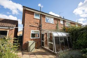 een kas voor een bakstenen huis bij Stanhope - Sizewell - Contractor Accommodation in Snape