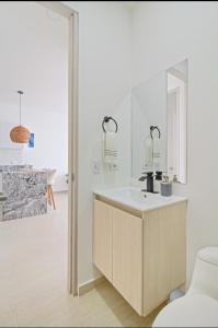 ein Badezimmer mit Waschbecken und Spiegel in der Unterkunft luxury apto sierra beach pozos colorados in Playa Bello Horizonte