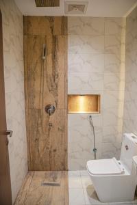 a bathroom with a shower with a toilet and a sink at فيلا غريس الجديدة 3 غرف نوم ومسبح in Jeddah
