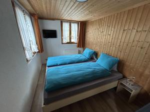 Postel nebo postele na pokoji v ubytování Apartment Alpenchalet Spiher Parterre by Interhome + 5 fotografií