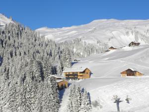 eine Ski-Lodge auf einem schneebedeckten Berg in der Unterkunft Flora Alpinea in Damüls