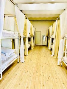 Habitación con 4 literas y suelo de madera. en Kareema's Hostel, en Chennai