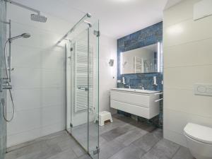 een badkamer met douche, wastafel en toilet bij Apartment Top 5 Alpe maritima Seeblick-Bergkulisse by Interhome in Annenheim